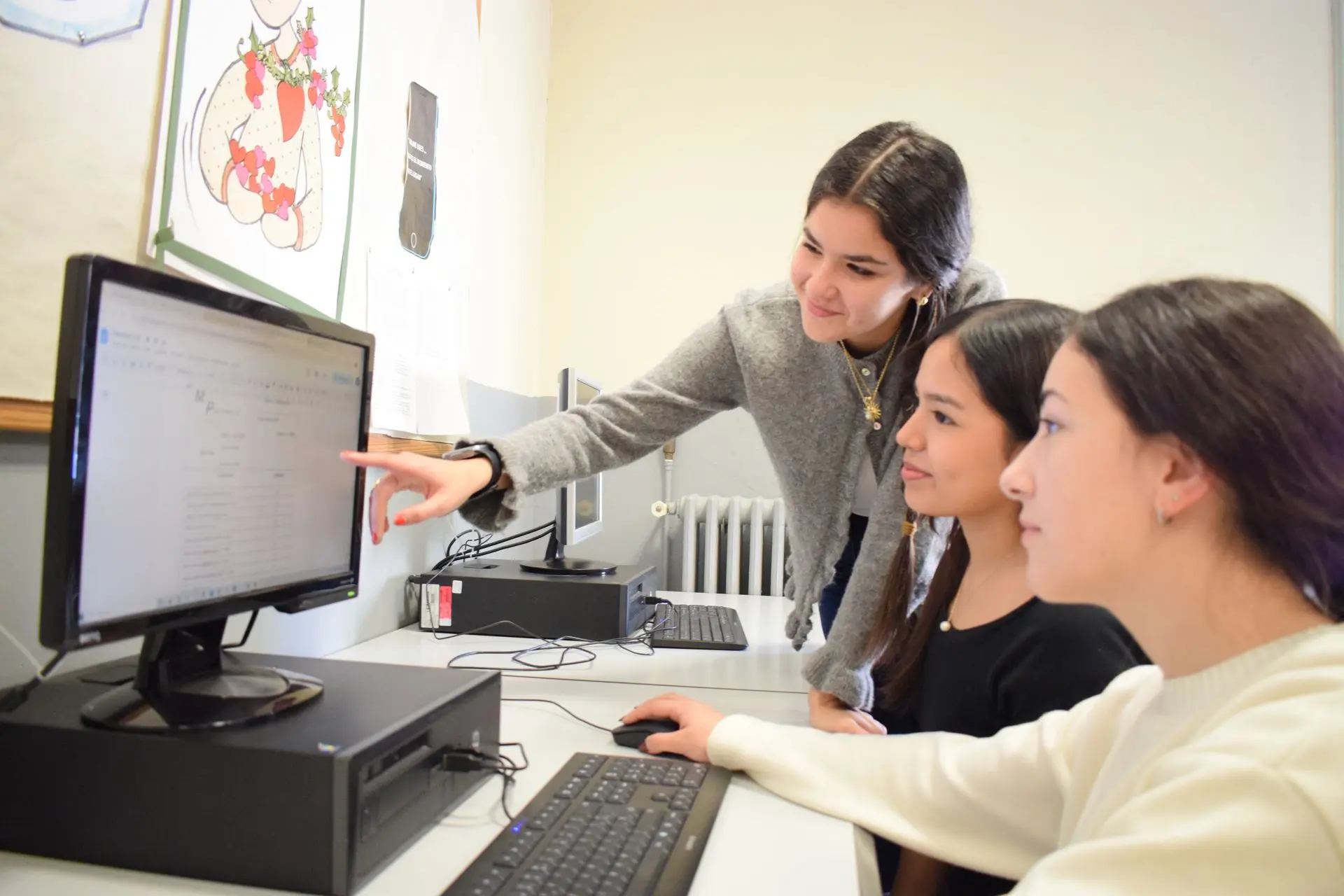 alumnas de formación profesional trabajando
